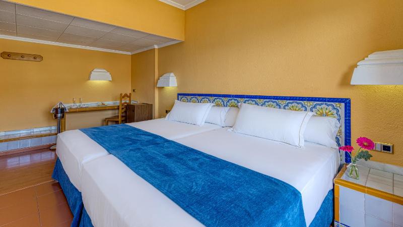 Twin Room (2 Adults + 1 Child) image 4