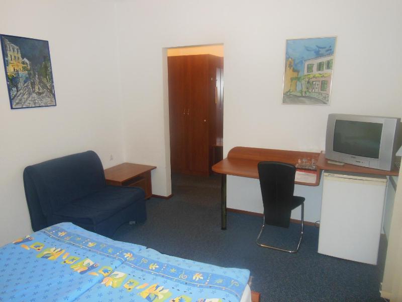 Economy Double or Twin Room image 3