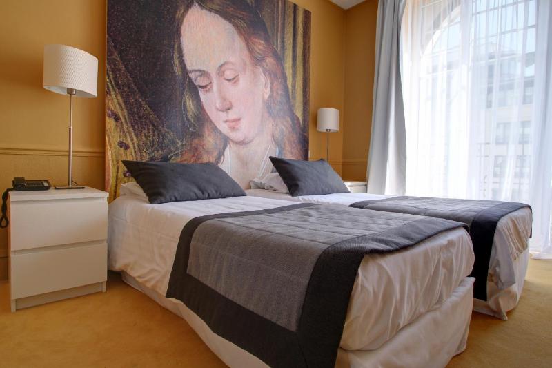 Standard Twin Room image 3