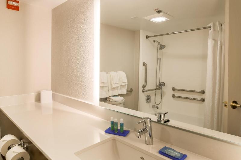 Queen Room Mobility Accessible Tub - Non-Smoking image 1