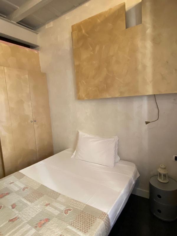 Small Single Room image 3