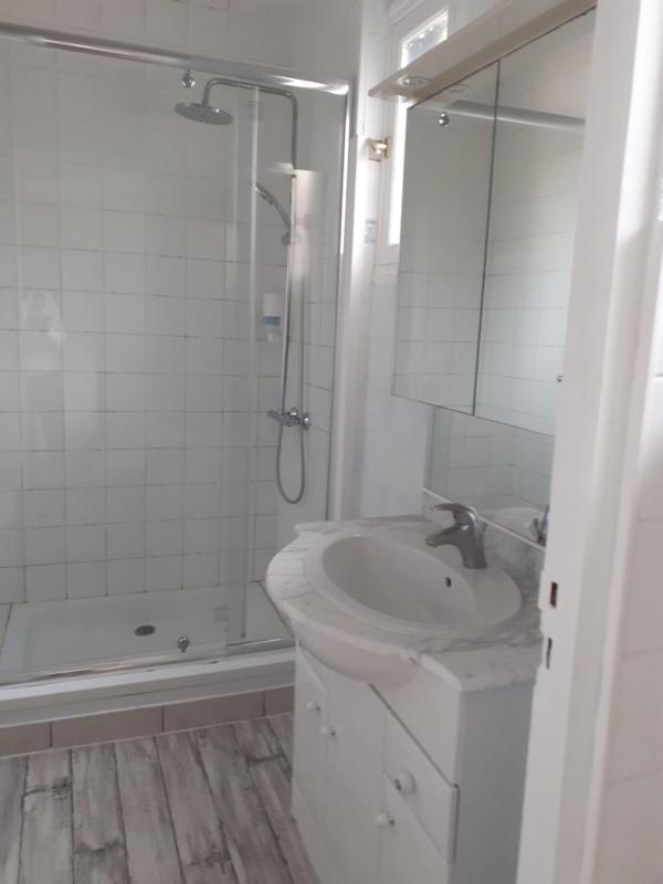 Twin Room with Shared Bathroom image 3