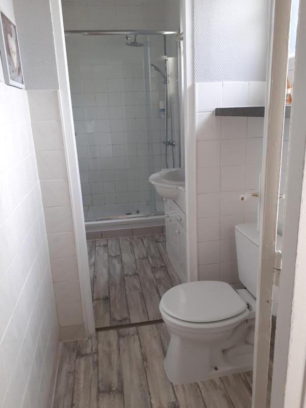Twin Room with Shared Bathroom image 1