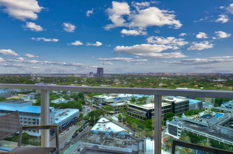King Room with City View and Balcony image 3
