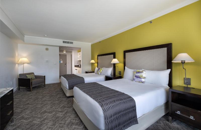 Queen Room with Two Queen Beds and City View image 4