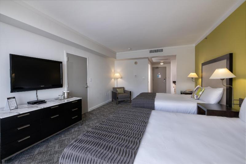 Queen Room with Two Queen Beds and City View image 3