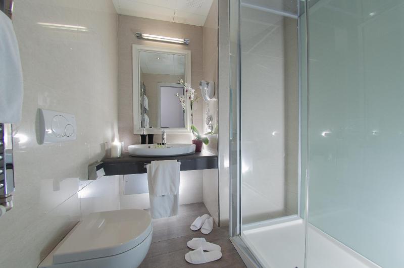 Quadruple Room image 3