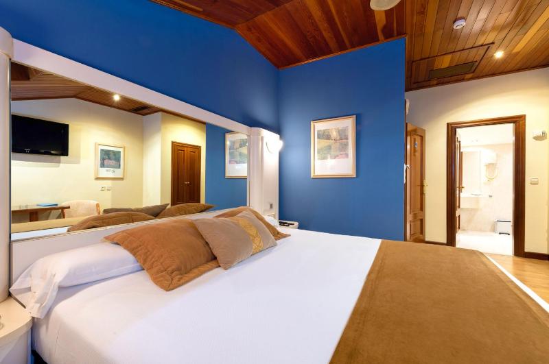 Double Room with Large Spa Bath image 1