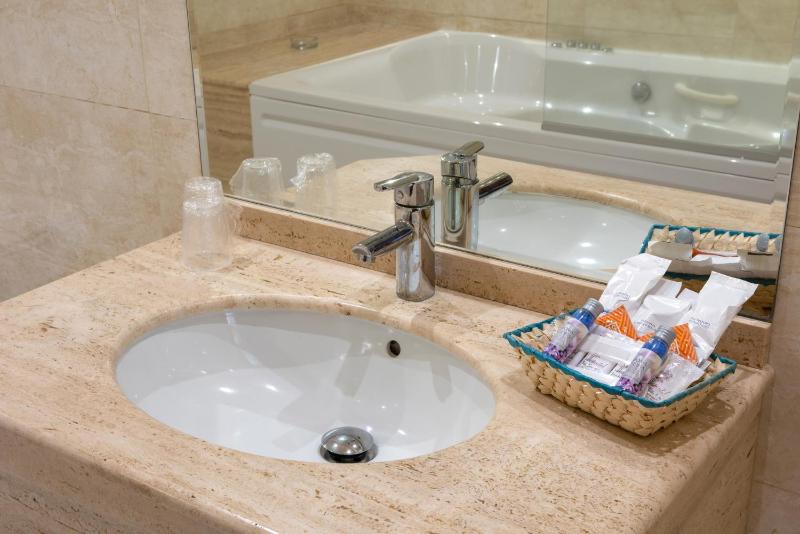 Double Room with Large Spa Bath image 4