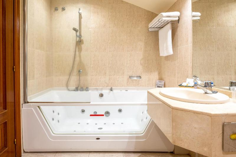 Double Room with Spa Bath image 4