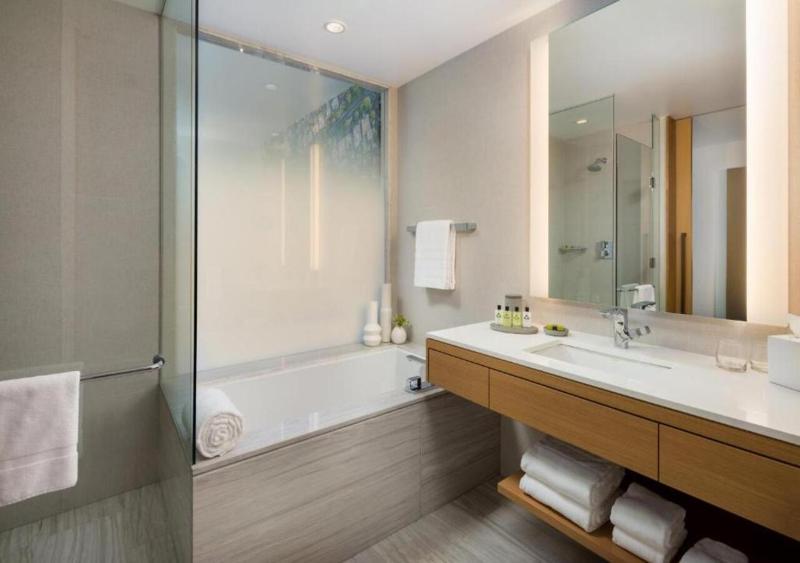 Classic King Room with City View image 3