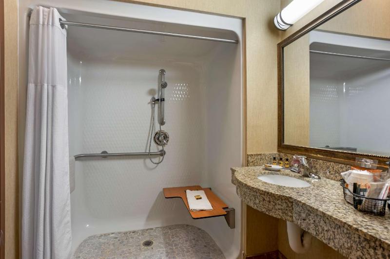Queen Room with Two Queen Beds and Roll-In Shower - Mobility Accessible image 3