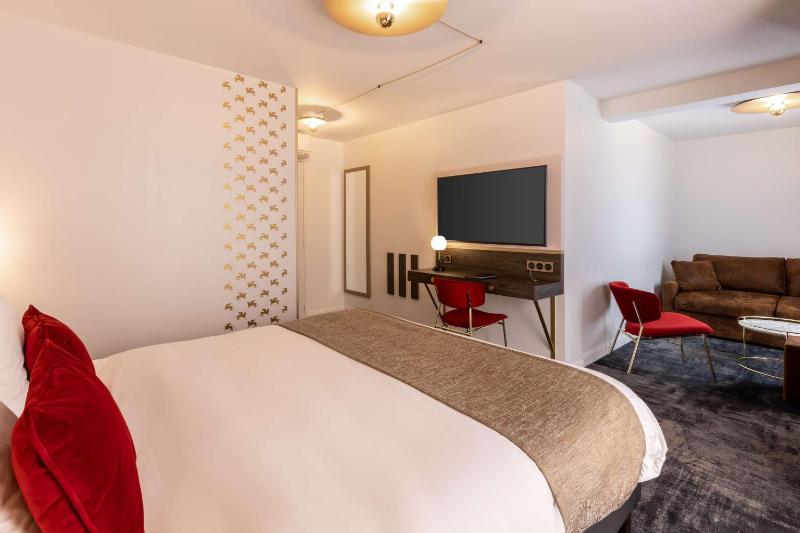 Privilege King Room with Sofa Bed image 4
