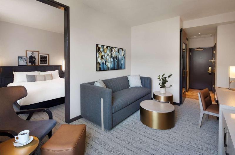 Junior Suite King image 1
