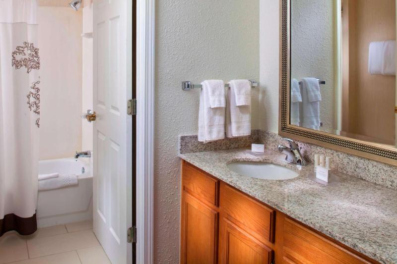 One Bedroom Suite Queen image 2