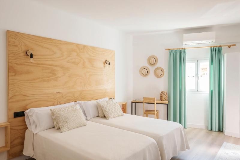 Double Room image 3