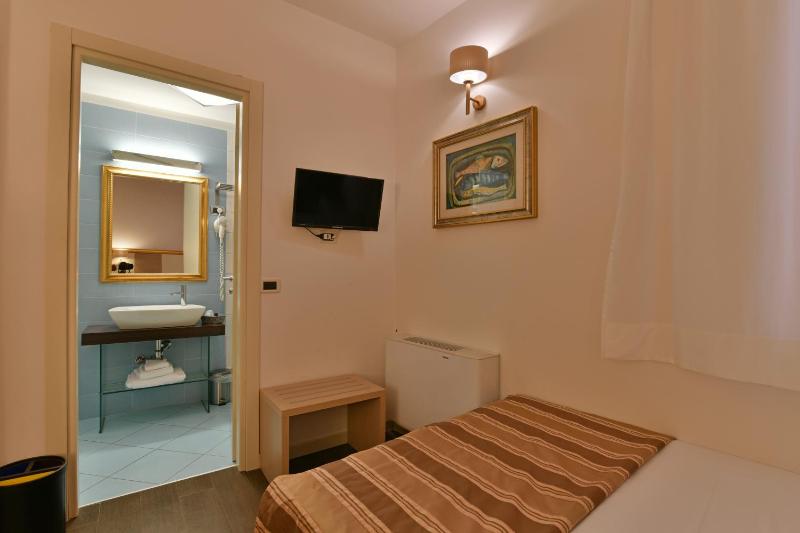 Single Room image 3