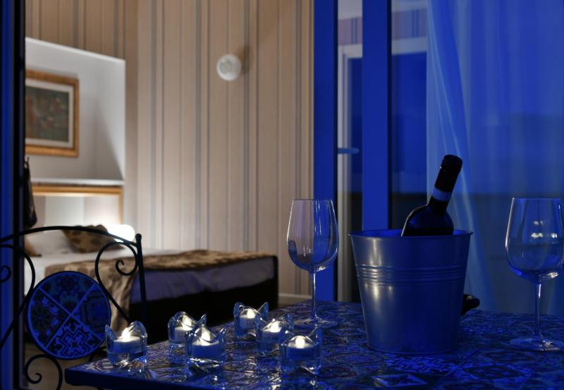 Deluxe Double Room with Terrace image 2