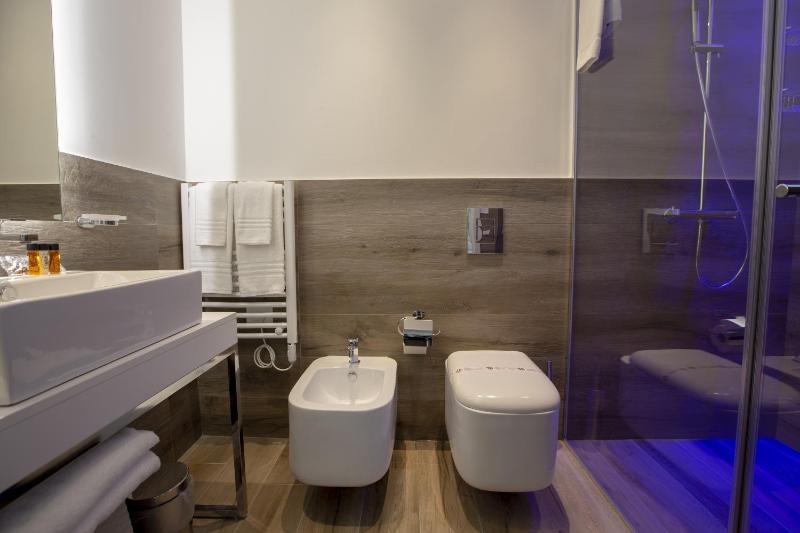 Standard Double Room image 3