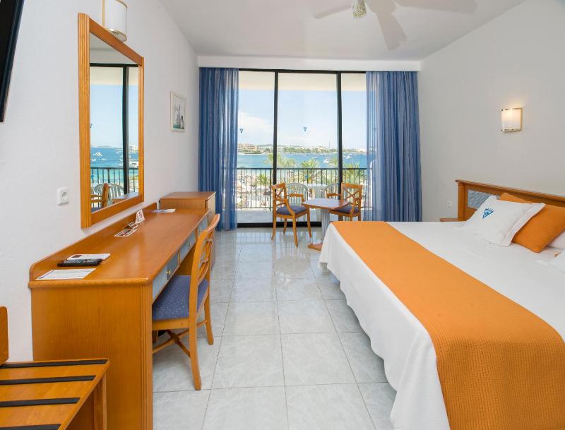 Double Room with Sea View image 2