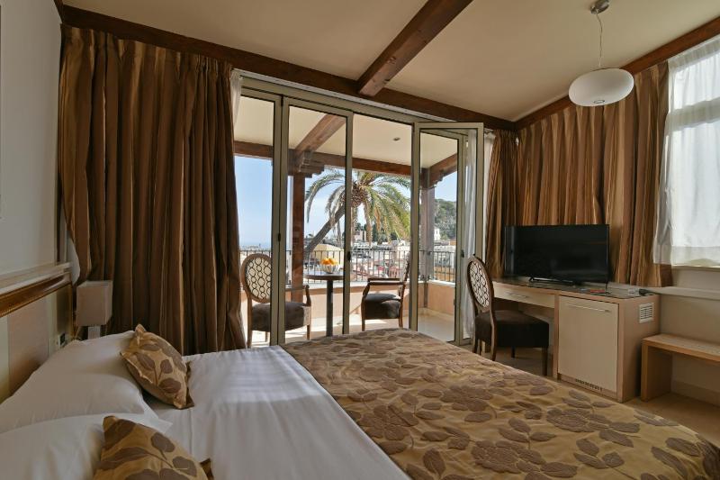 Deluxe Double Room with Balcony image 4