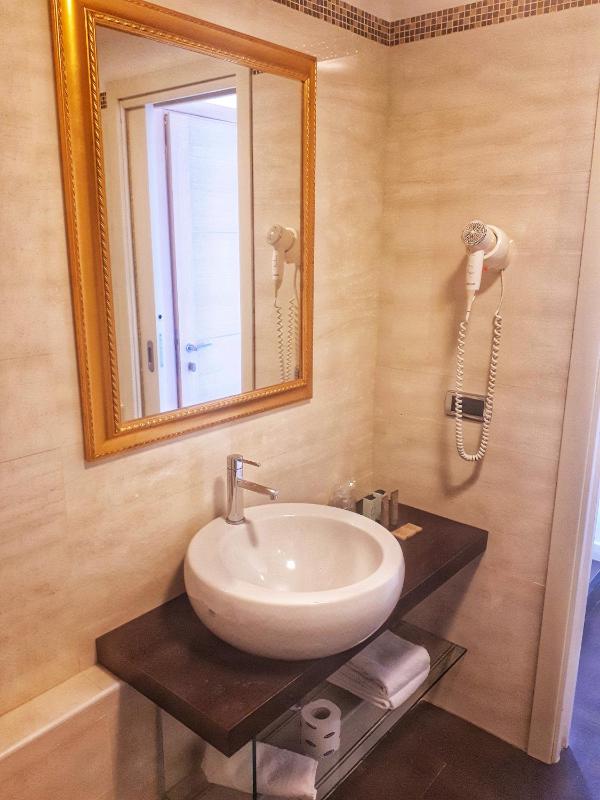 Deluxe Double Room with Balcony image 2