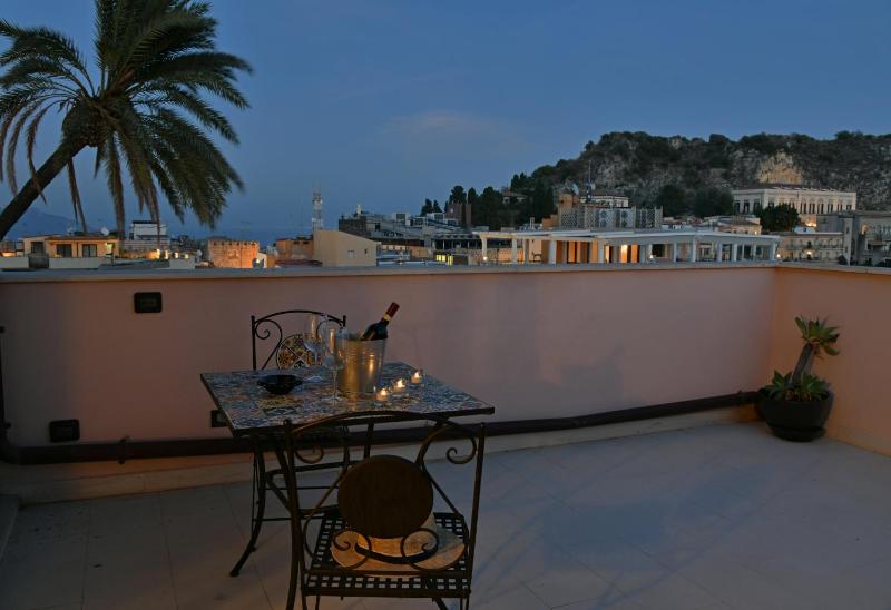 Deluxe Double Room with Terrace image 3