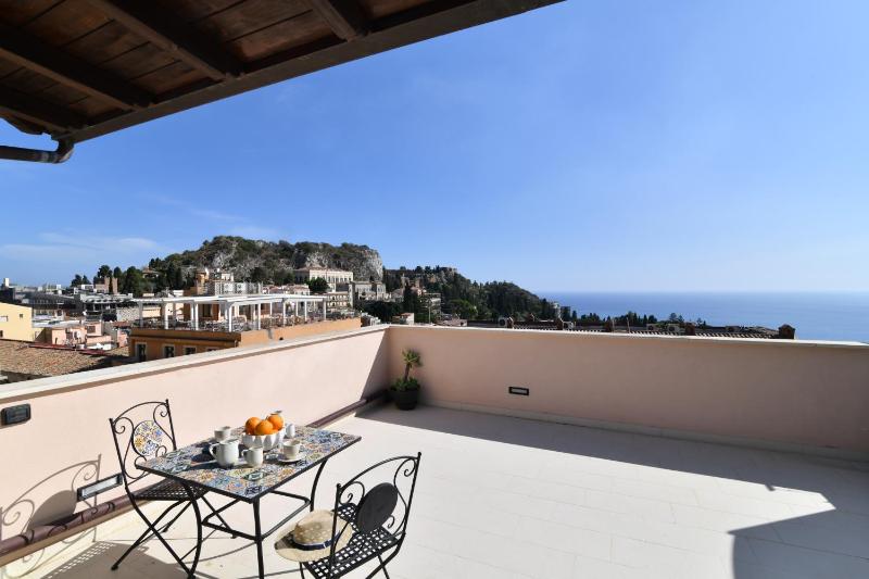 Deluxe Double Room with Terrace image 4
