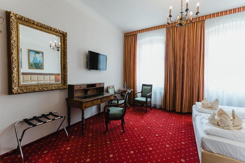 Double Room image 3