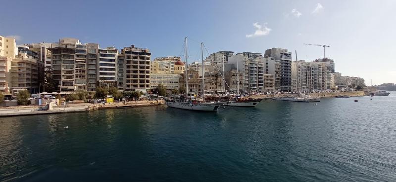 Unique Seafront Triplex Penthouse with Panoramic Bedroom & Rooftop Jacuzzi overlooking Valletta - image 13