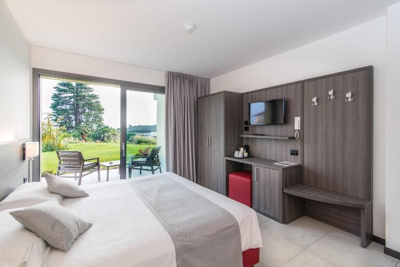 Double Room with Patio image 4