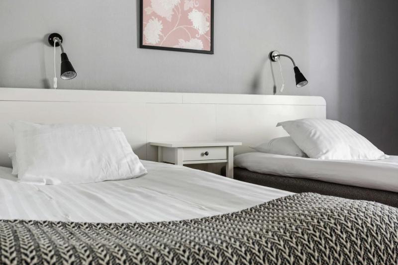 Twin Room image 3