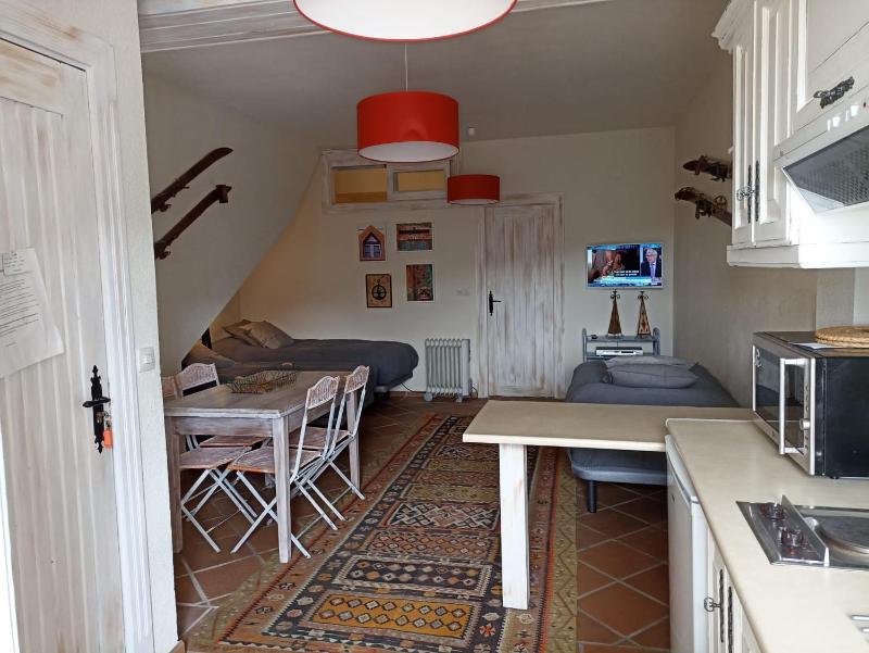 One-Bedroom Apartment image 4