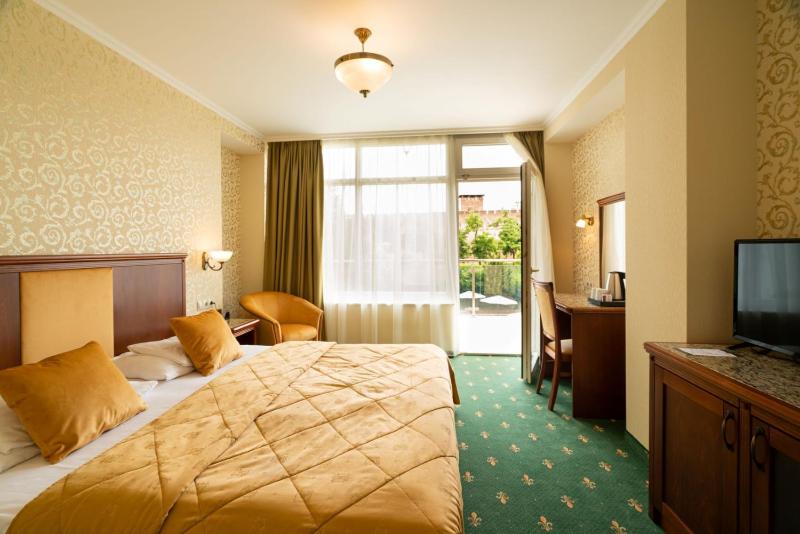 Deluxe Double Room with Balcony image 1