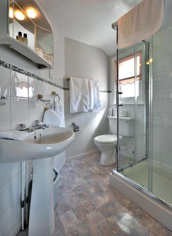 Double Room image 3