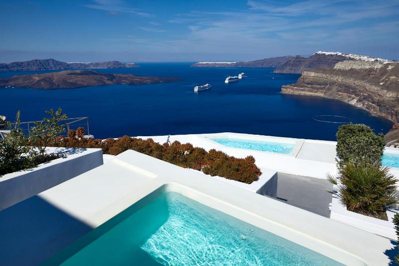 Infinity Suite with Heated Plunge Pool and Caldera View image 3