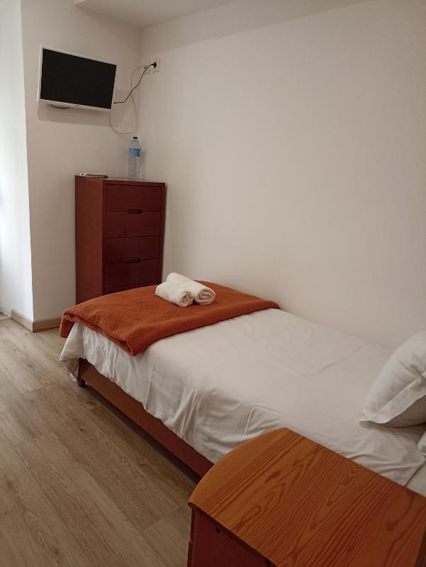 Single Room with Shared Shower and Toilet image 4