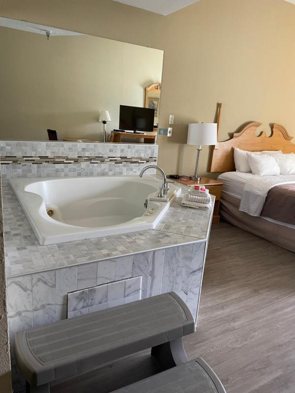 King Room with Spa Bath image 3