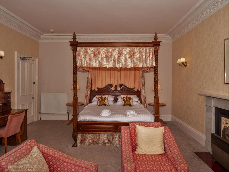Double Room with Four Poster Bed image 3