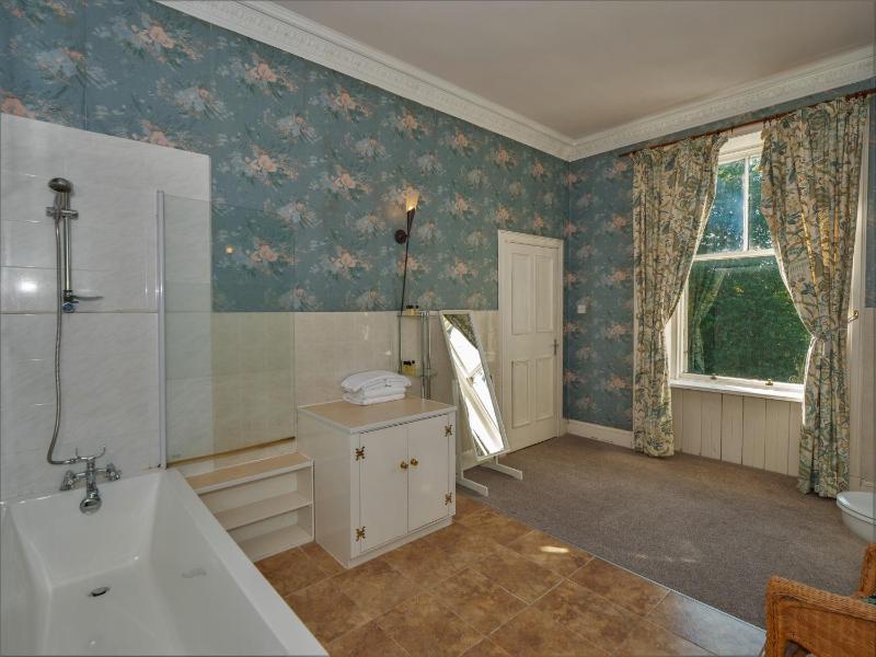 Double Room with Four Poster Bed image 4