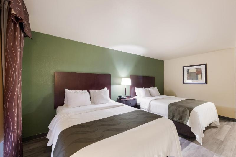 Queen Room with Two Queen Beds - Non-Smoking image 4