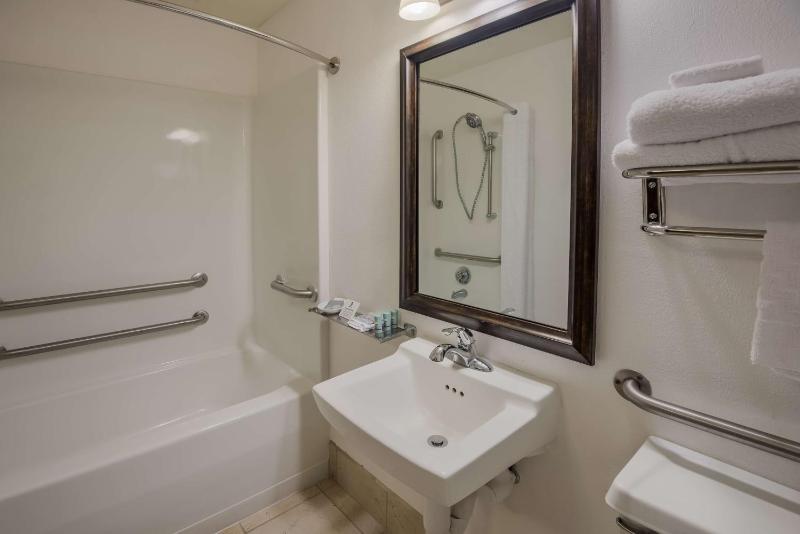Queen Room with Bathtub - Mobility Accessible/Non-Smoking image 3