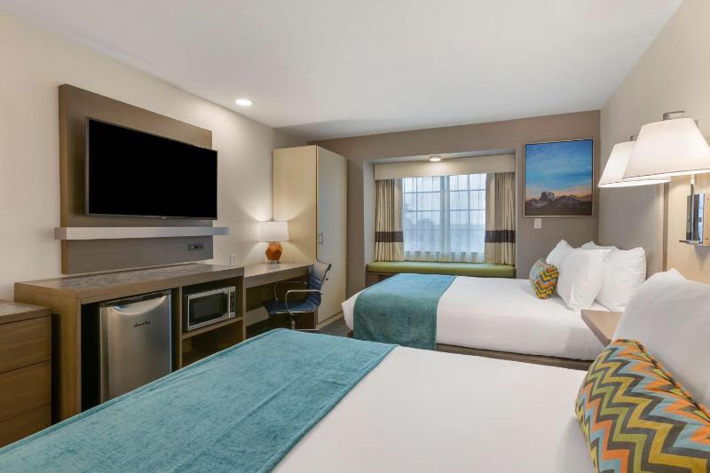 Queen Room with Two Queen Beds image 2