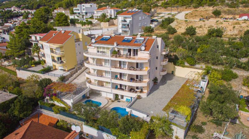 Family-friendly apartments with swimming pool Brela Makarska - 20065 - image 26