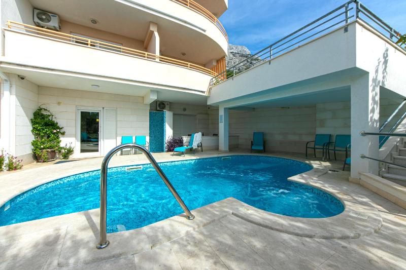 Family-friendly apartments with swimming pool Brela Makarska - 20065 - image 6