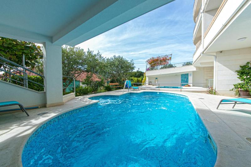 Family-friendly apartments with swimming pool Brela Makarska - 20065 - image 5