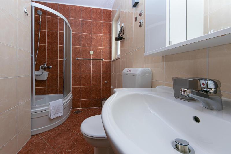 Family-friendly apartments with swimming pool Brela Makarska - 20065 - image 7