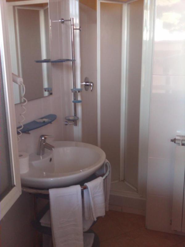 Budget Single Room image 3
