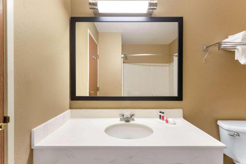 Queen Room - Disability Access - Non-Smoking image 2