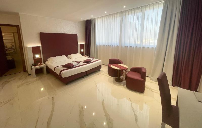 Junior King Suite image 4